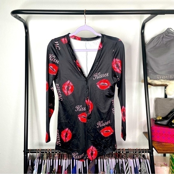 SHEIN Black Kisses Lips Print One Piece Romper - Picture 1 of 4